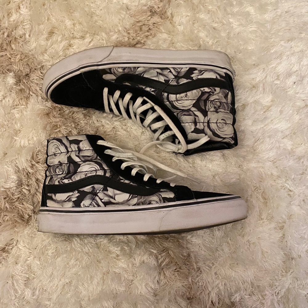 🌺 Vans hi-top sneakers 🌺